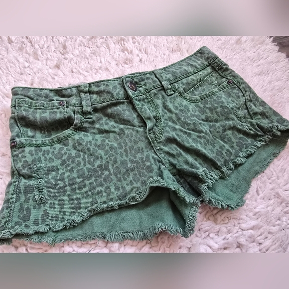 1st Kiss Green Leopard Print Junior's Shorts - Picture 4 of 8